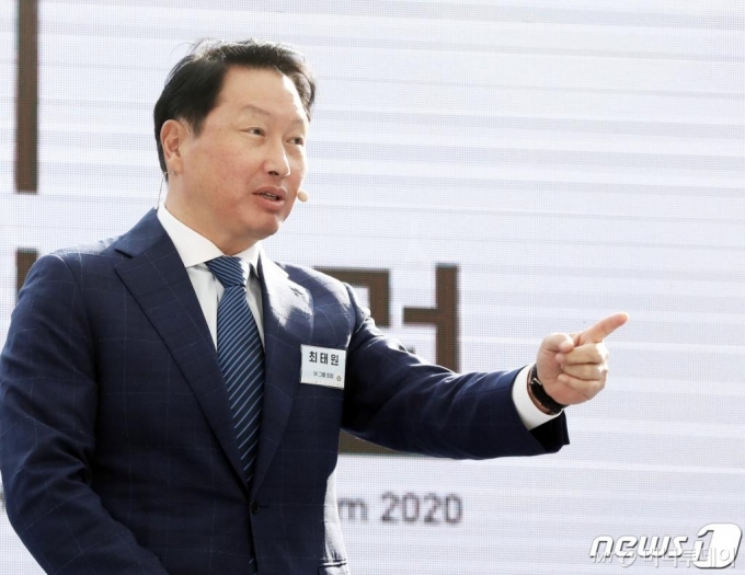 (서울=뉴스1) = 최태원 SK 회장이 30일 경북 안동시 전통리조트 ‘구름에’에서 열린 21세기 인문가치포럼 개막식에서 초청강연을 하고 있다. (SK 제공) 2020.10.30/뉴스1