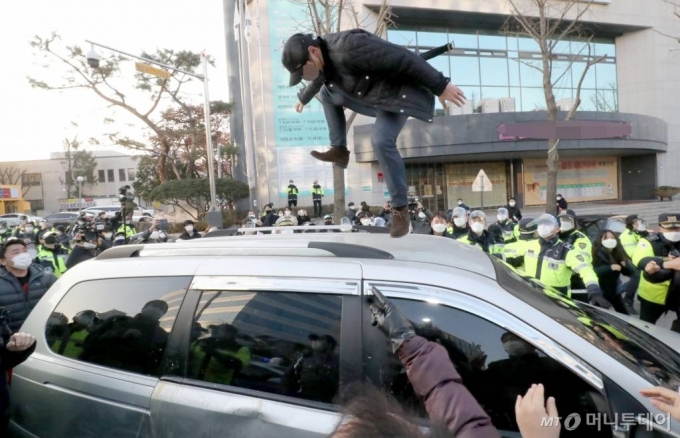 아동 성범죄자 조두순(68) 출소일인 12일 오전 일부 시민들이 경기도 안산준법지원센터를 나서 집으로 향하는 호송차량을 막고 있다./사진=뉴시스