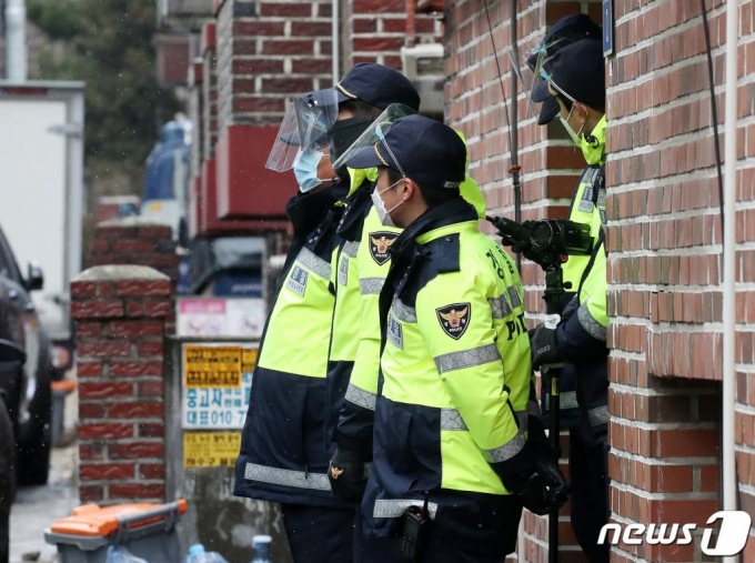 13일 오전 아동 성폭행 혐의로 징역 12년을 복역 후 출소한 조두순이 거주하는 경기도 안산시내 거주지 앞에 경찰들이 주변을 통제하고 있다. /사진=뉴스1