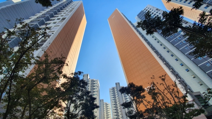 삼화페인트 컬러로 재도장을 마친 아파트 전경./사진제공=삼화페인트