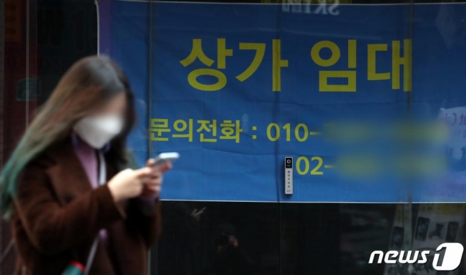(서울=뉴스1) 김진환 기자 = 국내 신종 코로나바이러스 감염증(코로나19) 일일 신규 확진자가 1,030명이 발생하며 수도권의 사회적 거리두기 3단계 방역 강화 조치가 현실화되는 가운데 13일 오후 서울 중구 명동거리의 한 상가에 임대 현수막이 걸려있다. 2020.12.13/뉴스1