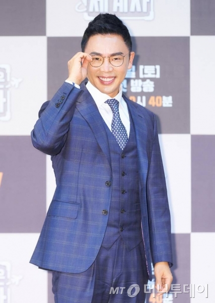 역사 강사 설민석이 11일 오후 온라인 생중계로 진행된 tvN '설민석의 벌거벗은 세계사' 제작발표회에 참석해 포즈를 취하고 있다. /사진제공=CJENM