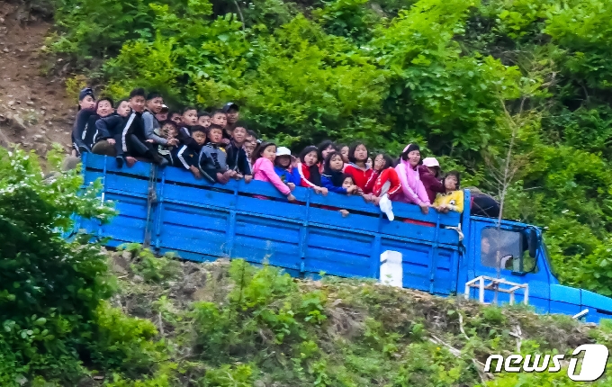 농촌지원에 나서는 북한 학생들의 모습. (강동완 교수 제공) © 뉴스1