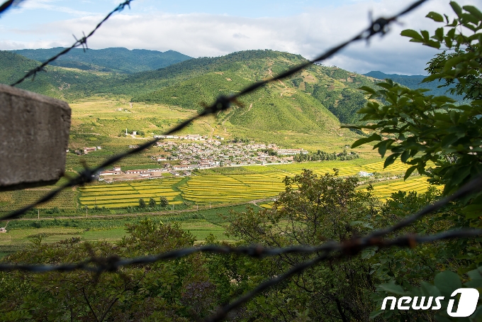 두만강 유역에 자리한 북한 농촌 마을의 모습. (강동완 교수 제공) © 뉴스1