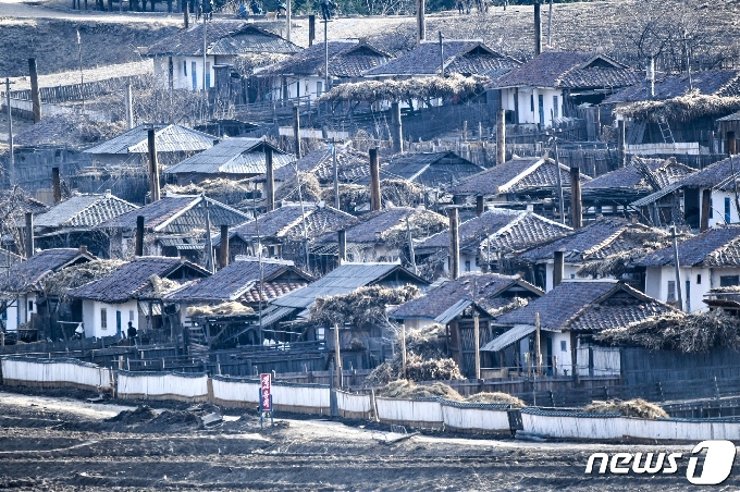 북중 국경 인근에 자리한 마을의 모습. 모든 집이 같은 모양을 하고 있다. (강동완 교수 제공)© 뉴스1