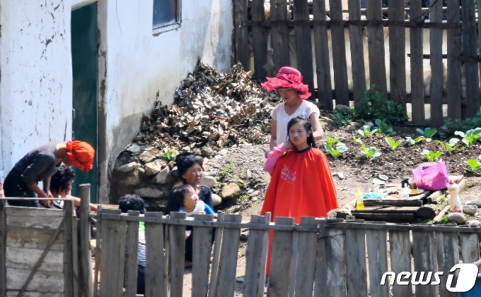 출장 미용 서비스를 이용하는 북한 주민의 모습. (강동완 교수 제공) © 뉴스1