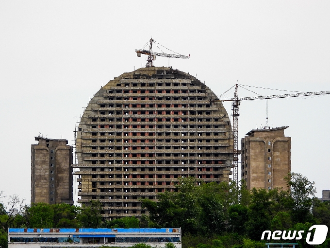 지난 8월 완공된 신의주 25층 아파트 건설 현장. (강동완 교수 제공) © 뉴스1
