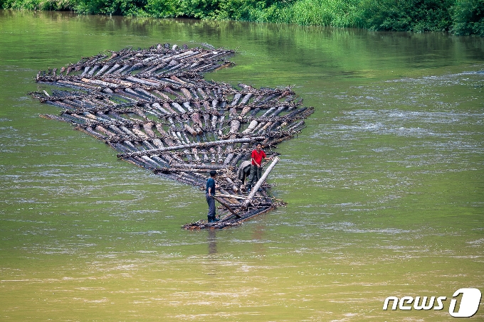 뗏목을 타고 물고기를 잡는 북한 주민의 모습. (강동완 교수 제공) © 뉴스1