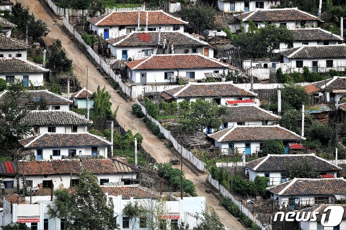 1동 다세대로 이뤄진 북한 농촌의 전형적인 주택 모습. (강동완 교수 제공) © 뉴스1
