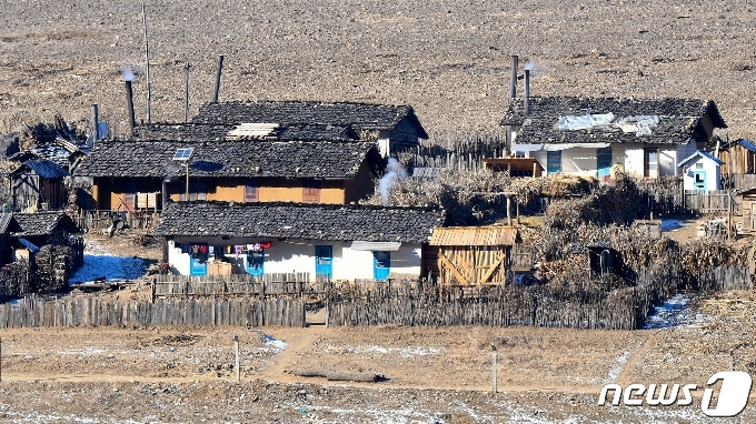 일명 '하모니카 주택'이라고 불리는 북한의 1동 다세대 주택. (강동완 교수 제공) © 뉴스1