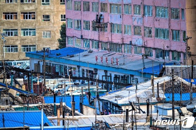 북한 양강도 혜산시에 자리한 역전백화점의 간판. (강동완 교수 제공) © 뉴스1