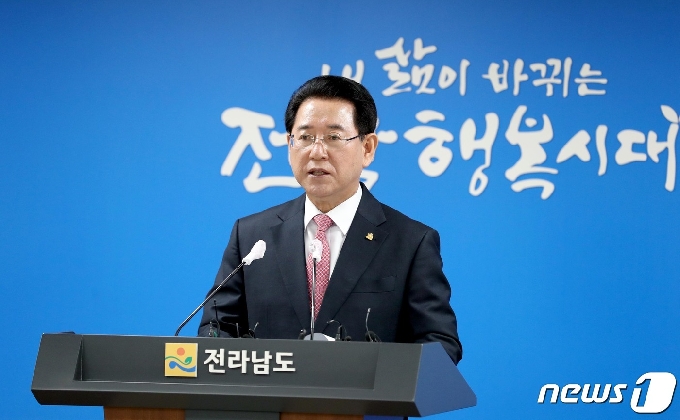 김영록 전라남도지사가 지난달 3일 오전 도청 브리핑룸에서 '2021년 국고 예산 확보' 관련 브리핑을 하고 있다.(전남도 제공)2020.12.3/뉴스1