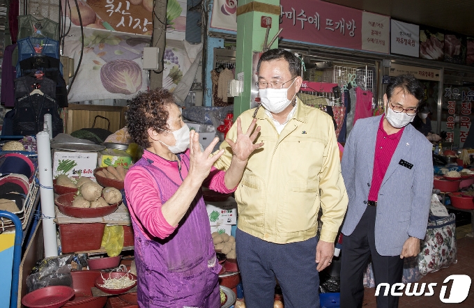 강석주 통영시장이 민생 현장을 둘러보고 있다.(통영시 제공).© 뉴스1