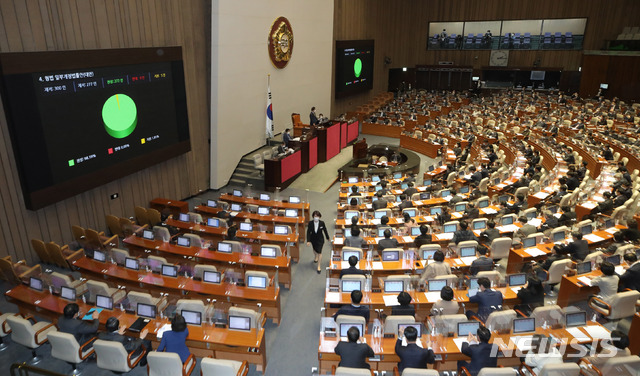 출근하면 '수십 건'…'공발 폭탄' 죽어나는 보좌진