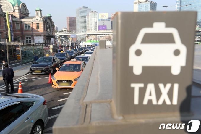 2020년 12월 28일 오후 서울역 앞에 택시가 줄 지어 서있다.  기사내용과 무관./사진=뉴스1