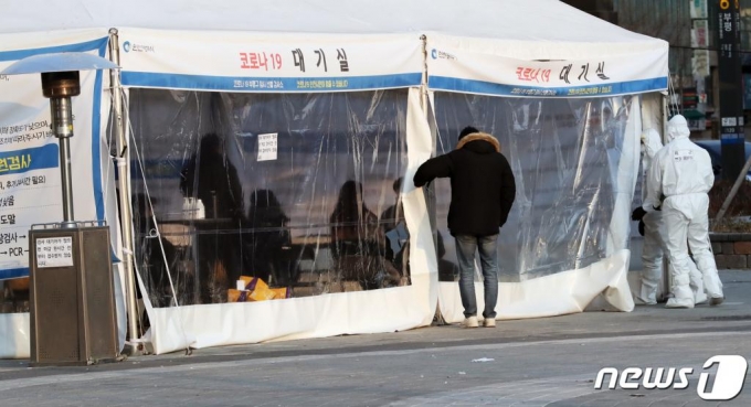 새해 첫 월요일인 4일 오전 인천시 부평역 앞 광장 임시선별검사소에서 시민들이 코로나19 검사를 받기 위해 대기실로 들어서고 있다./사진=뉴스1