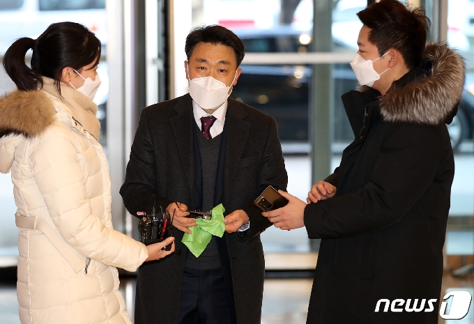 초대 고위공직자범죄수사처(공수처) 처장으로 지명된 김진욱 후보자가 5일 오전 서울 종로구의 한 빌딩에 마련된 인사청문회 준비단 사무실로 새해 첫 출근하고 있다. 2021.1.5/뉴스1 © News1 오대일 기자
