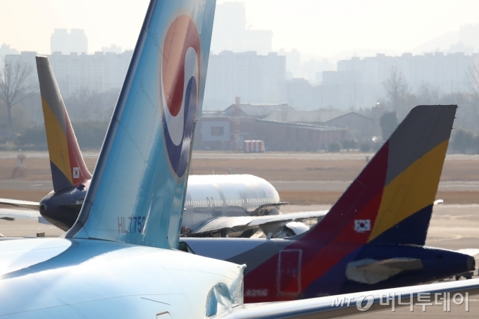 서울 강서구 김포공항 계류장에서 대한항공과 아시아나항공 여객기가 이동하고 있다. / 사진=이기범 기자 leekb@