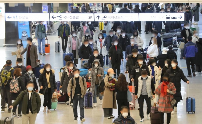 지난해 11월 28일 제주국제공항에 관광객들의 발걸음이 이어지는 모습. /사진=뉴시스