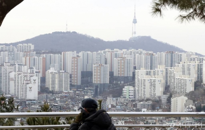 [서울=뉴시스]최진석 기자 = 서울 성동구 응봉산에서 바라본 도심 아파트 단지의 모습. 2021.01.04. myjs@newsis.com