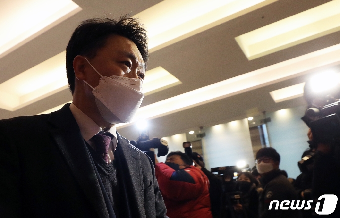 초대 고위공직자범죄수사처(공수처) 처장으로 지명된 김진욱 후보자가 5일 오전 서울 종로구의 한 빌딩에 마련된 인사청문회 준비단 사무실로 새해 첫 출근하고 있다. 2021.1.5/뉴스1 © News1 오대일 기자
