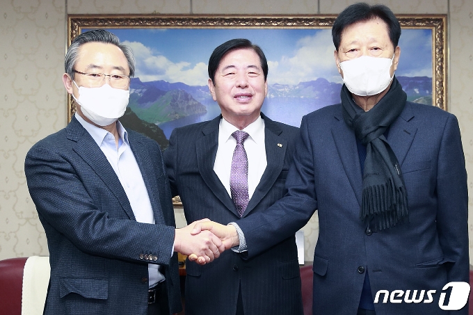 차기 부산상공회의소 회장 후보로 (주)삼강금속 대표인 송정석 회장이 최종 적격자로 추천됐다. 순서대로 백정호 동성화학 회장, 허용도 부산상공회의소 회장, 송정석 삼강금속 회장. (부산상공회의소 제공) © 뉴스1