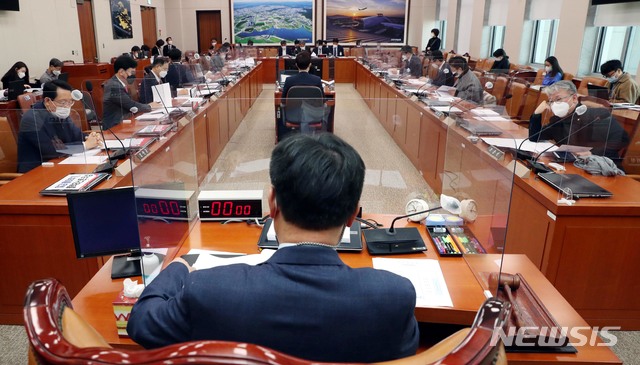 이헌승 국토교통위원회 소위원장이 12월24일 서울 여의도 국회에서 열린 국토위 법안 심사 소위를 주재하고 있다. / 사진제공=뉴시스