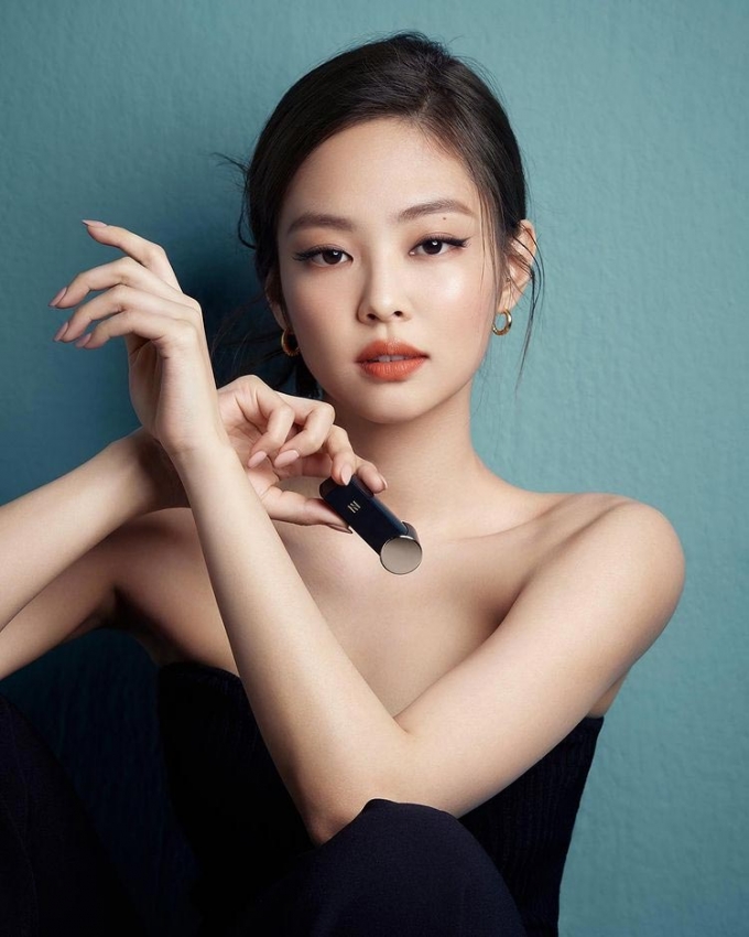 블랙핑크 제니, 어깨 드러낸 과감한 패션…"매혹적인 자태" - 머니투데이
