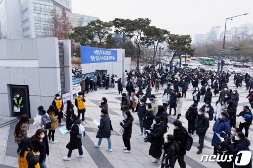 지난달 7일 서울 서대문구 연세대학교에서 열린 2021학년도 수시모집 논술시험(인문·사회계열)을 치르기 위해 수험생들이 고사장으로 향하고 있다.(연세대학교 제공) /사진=뉴스1