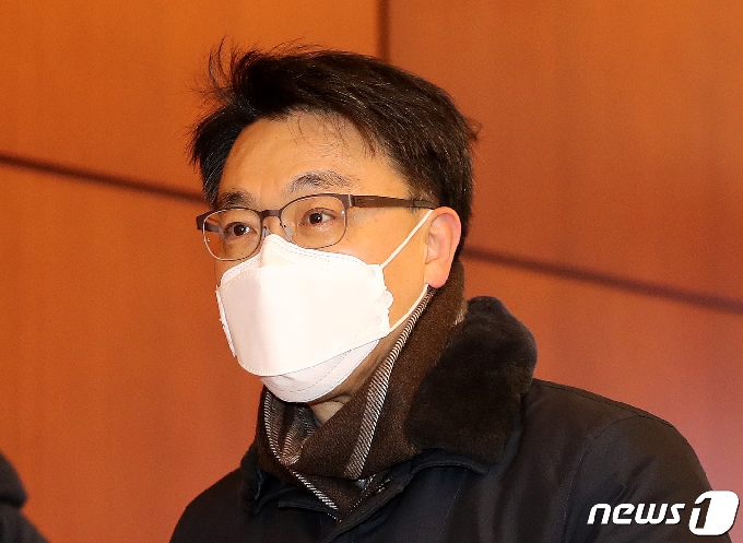 초대 고위공직자범죄수사처(공수처) 처장으로 지명된 김진욱 후보자가 7일 오전 서울 종로구의 한 빌딩에 마련된 인사청문회 준비단 사무실로 출근하던 중 취재진의 질문을 받고 있다. 2021.1.7/뉴스1 © News1 박지혜 기자