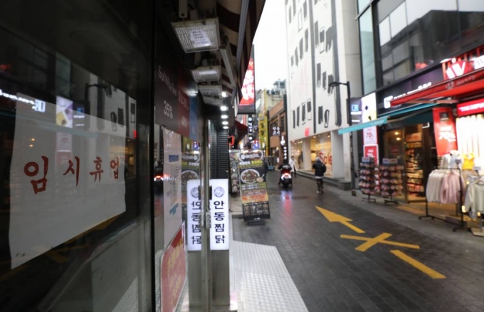 정부가 코로나19 확산에 대응한 맞춤형 피해지원 대책을 발표한 지난달 29일 오후 서울 중구 명동의 한 상점에 임시휴업 안내문이 붙어있다. 3차 재난지원금은 소상공인 버팀목자금 4조 1천억원, 특수형태근로종사자와 프리랜서 등 고용 취약계층 소득안정자금 등으로 구성됐다. /사진=뉴시스