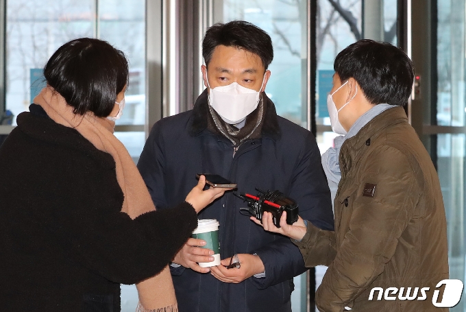 초대 고위공직자범죄수사처(공수처) 처장으로 지명된 김진욱 후보자가 7일 오전 서울 종로구의 한 빌딩에 마련된 인사청문회 준비단 사무실로 출근하던 중 취재진의 질문을 받고 있다. 2021.1.7/뉴스1 © News1 박지혜 기자