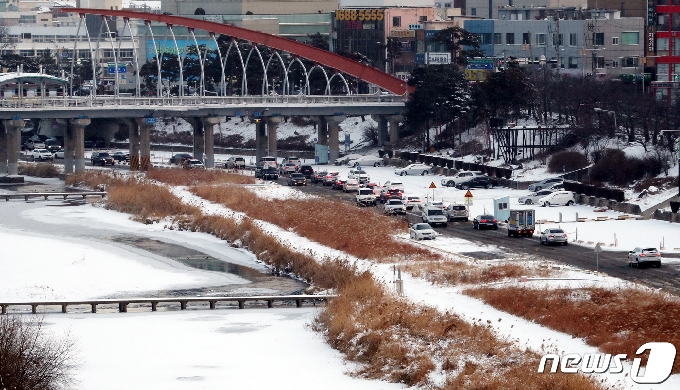7일 오전 충북 청주 도심이 전날부터 내린 눈으로 하얗게 변해있다. 전날 오후부터 이날 아침까지 청주에는 4.5cm의 눈이 내렸다. 2021.1.7/뉴스1 © News1 김용빈 기자