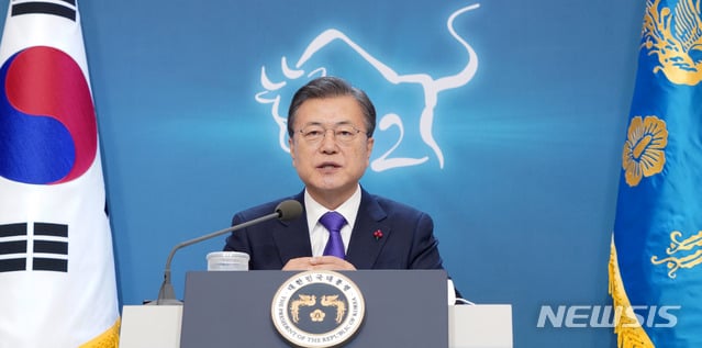 [서울=뉴시스]추상철 기자 =문재인 대통령이 7일 오전 청와대 본관에서 화상으로 열린 &#39;2021년 신년인사회&#39;에 참석해 인사말을 하고 있다. 2021.01.07. scchoo@newsis.com