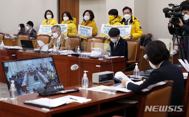 [서울=뉴시스]최동준 기자 = 정의당 의원들이 8일 서울 여의도 국회에서 열린 법제사법위원회 전체회의 개의 전 5인미만 사업장 중대재해법 적용 등을 촉구하고 있다. 2021.01.08. photocdj@newsis.com