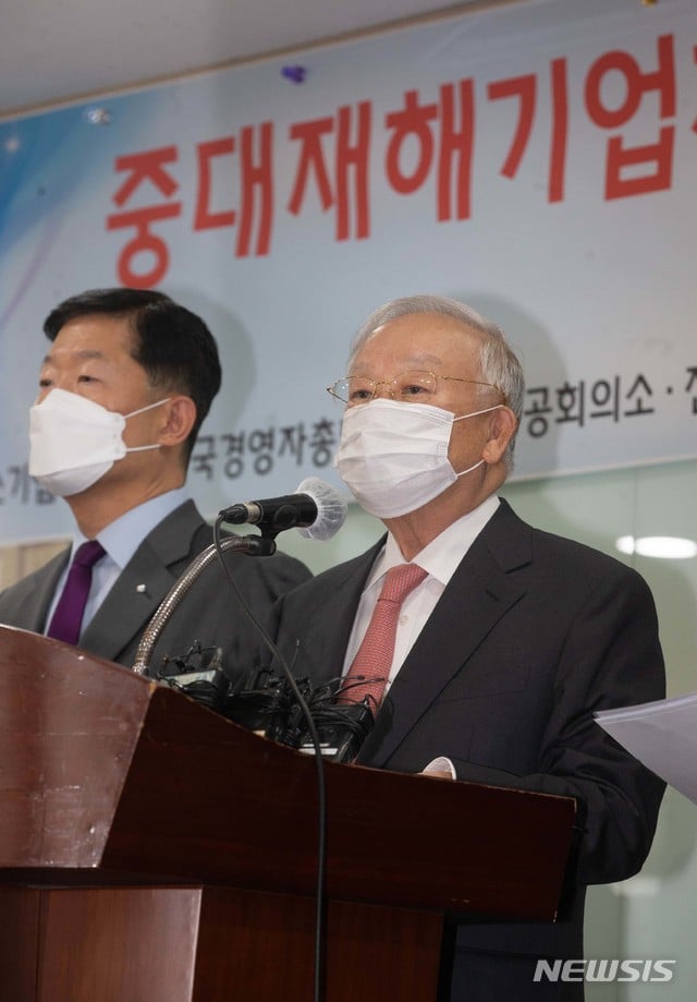 [서울=뉴시스]배훈식 기자 = 손경식 한국경영자총협회 회장이 6일 오후 서울 여의도 중소기업중앙회에서 중대재해기업처벌법 제정에 대한 경제계 입장을 발표하고 있다. 2021.01.06. (공동취재사진) photo@newsis.com