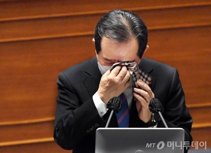 [=ý]ֵ  =  Ѹ 8   ǵ ȸ ȸ忡   ڷγ̷  濪     Ȳ     Ǵ ǿ  亯 ظ  һڿ  ߾  ÿ  ִ. () 2021.01.08. photo@newsis.com