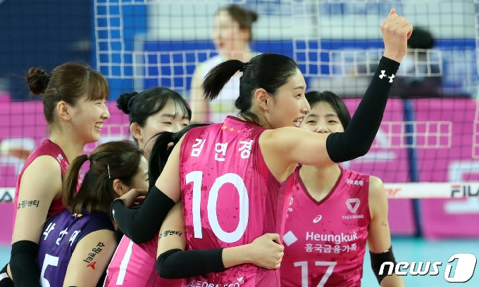 8일 오후 인천 계양체육관에서 열린 프로배구 '2020-21시즌 도드람 V리그' 여자부 흥국생명과 현대건설의 경기에서 세트 스코오 3대0으로 승리한 흥국생명 선수들이 자축하고 있다. 2020.1.8/뉴스1 © News1 김명섭 기자