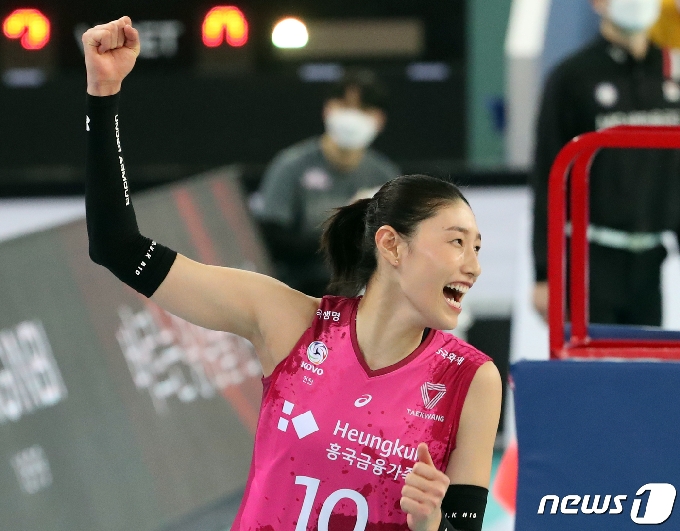 8일 오후 인천 계양체육관에서 열린 프로배구 '2020-21시즌 도드람 V리그' 여자부 흥국생명과 현대건설의 경기에서 마지막 득점을 올린 흥국생명 김연경이 환호하고 있다. 2020.1.8/뉴스1 © News1 김명섭 기자