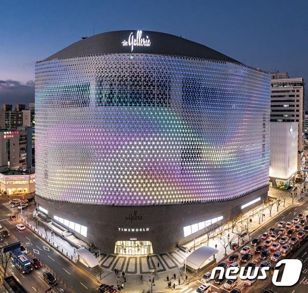 한화갤러리아타임월드 야간 전경.© 뉴스1