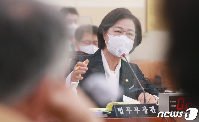 추미애 법무부 장관이 8일 오전 서울 여의도 국회에서 열린 법제사법위원회 전체회의에서 의원 질의에 답변하고 있다. 2021.1.8/뉴스1 © News1 신웅수 기자