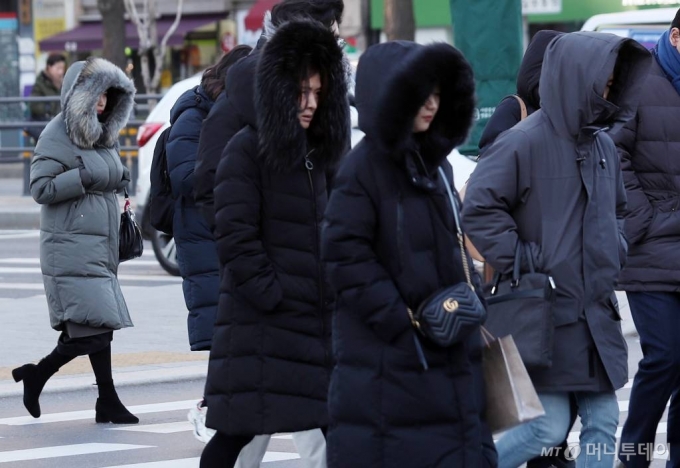 전국 대부분 지역에 한파특보가 내려진 31일 오전 서울 광화문 네거리에서 시민들이 발걸음을 옮기고 있다. / 사진=김휘선 기자 hwijpg@