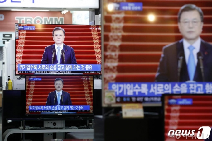 (서울=뉴스1) 이승배 기자 = 11일 오전 서울 용산구 용산전자상가에서 문재인 대통령의 2021년 신년사 발표 생방송이 중계되고 있다.  문재인 대통령은 이날 청와대 본관에서 2021년 신년사를 발표하고 "지난해는 위기에 강한 나라, 대한민국을 재발견한 해였다"라며 "2021년 올해는, 회복과 포용과 도약의 위대한 해로 만들어 내자"고 밝혔다. 2021.1.11/뉴스1