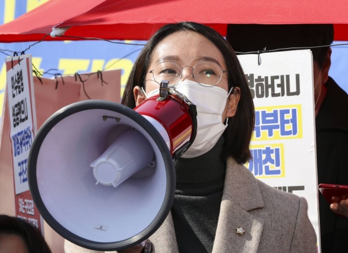 "이익공유제" 이낙연에…장혜영 "기업에 선의 구걸 안돼" - 머니 ...