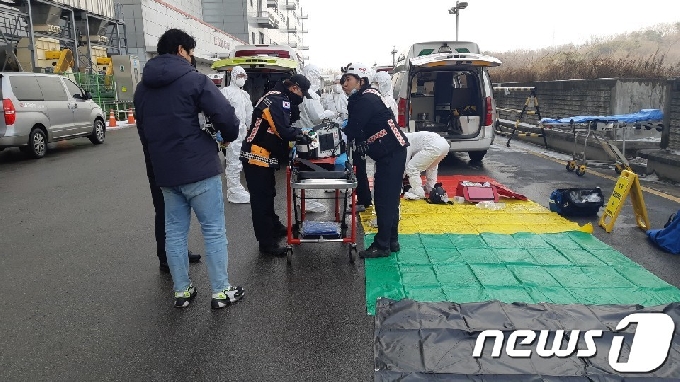 13일 오후 2시 20분께 경기 파주시 월롱면 LG디스플레이 공장에서 화학물질 유출사고가 발생해 6명이 부상을 입었으며, 이중 2명이 심정지로 심폐소생술을 실시했다. 출동한 구급대원들이 환자를 이송하고 있다. (경기북부소방재난본부 제공). 2021.1.13/뉴스1 © News1 박대준 기자