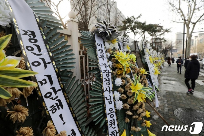정인양을 입양한 후 수개월간 학대해 사망에 이르게 한 혐의를 받는 양부모에 대한 첫 재판이 열린 13일 오후 서울 양천구 서울남부지방법원 앞에 정인이를 추모하는 조화가 줄지어 있다. /사진=뉴스1