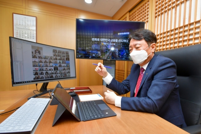 권준학 NH농협은행장이 14일 서울 중구 본점에서 '2021년 경영목표 달성 결의대회'를 열어 플랫폼 기업으로 전환할 필요성을 재차 강조했다./사진제공=농협은행