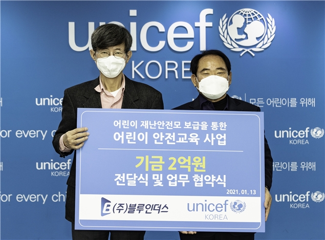 정천식 SBO 리그 총재(오른쪽)가 13일 서울 유니세프한국위원회를 찾아 이기철 사무총장에게 어린이 안전 교육사업 기금 2억원을 전달하고 업무 협약식을 체결했다. /사진=SBO 제공