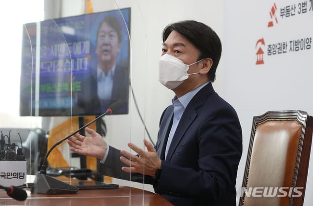 안철수 국민의당 대표가 14일 오후 서울 여의도 국회에서 열린 서울시 부동산 정책 발표 기자회견에서 취재진의 질문에 답하고 있다. (공동취재사진)/사진=뉴시스