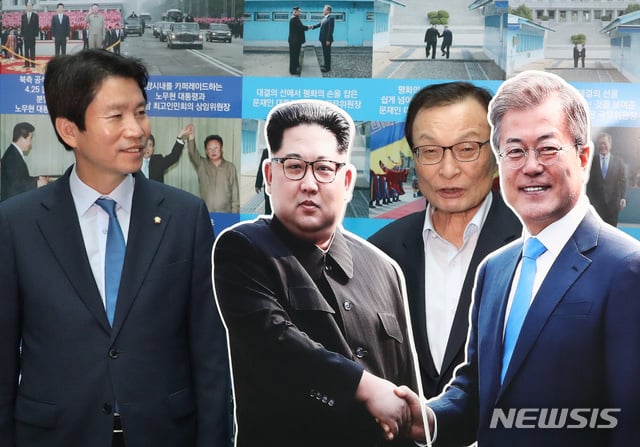 【서울=뉴시스】이종철 기자 = 2019년 9월20일 서울 여의도 국회 의원회관 2층 로비에서 열린 더불어민주당 2019 정책페스티벌 개막식에서 이해찬 대표와 이인영 원내대표가 문재인 대통령과 북한 김정은 위원장이 악수하는 사진 옆에서 포즈를 취하고 있다. 2019.09.20. jc4321@newsis.com